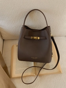 Sac Seau en Cuir PU pour Femmes Rétro Minimaliste Motif Litchi Sac à Bandoulière Avec Serrure en Métal et Pendentif Pompon