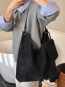 Sac fourre-tout rétro en cuir mat noir avec coutures contrastées et pochette interne