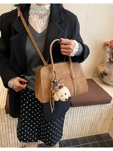 Sac à main en cuir PU marron avec pendentif chien en peluche et foulard en soie sur modèle