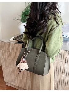 Sac à main en cuir vert foncé avec un charm ours en peluche et un nœud léopard chic