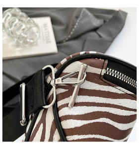 Makroaufnahme von Silberhaken und Zebra-Print-Stoff auf der modischen Handtasche