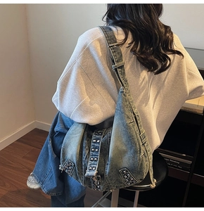 Détails des rivets argentés sur grand sac fourre-tout en denim lavé avec bandoulière