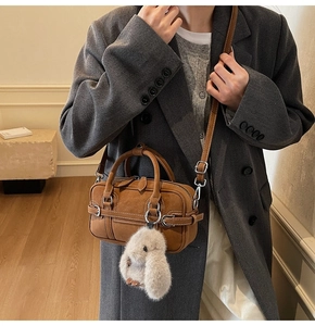 Sac Boston en daim marron avec boucles argentées et un charmant pendentif lapin blanc