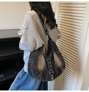 Détail du sac cabas en jean délavé avec rivets métalliques et large bandoulière