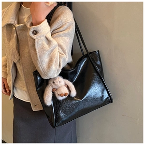 Detailansicht der großen schwarzen Shopper-Tasche mit süßem Plüsch-Hasen-Anhänger