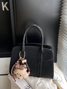 Sac fourre-tout noir minimaliste avec texture litchi et charmant pendentif d'ours en peluche