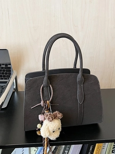 Sac fourre-tout marron foncé texturé avec charmant pendentif chien en peluche sur bois