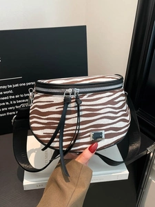Modische Halbmond-Satteltasche mit Zebramuster, breitem Gurt und Metallplakette