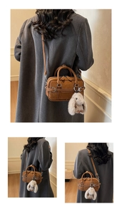 Vue détaillée du sac à main marron en simili daim avec charm lapin et bandoulière
