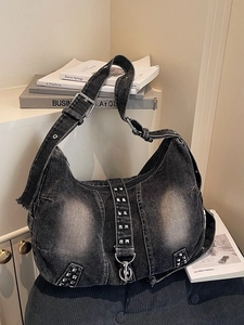 Grand sac hobo en jean noir délavé avec rivets argentés et bandoulière réglable
