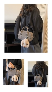 Détail du sac bandoulière gris avec pendentif lapin et texture mate aspect daim chic