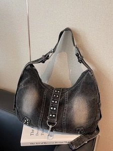 Grand sac cabas en jean délavé avec rivets métalliques et large bandoulière