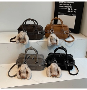 Détails de sacs Boston en quatre couleurs avec breloques lapin en peluche et surpiqûres