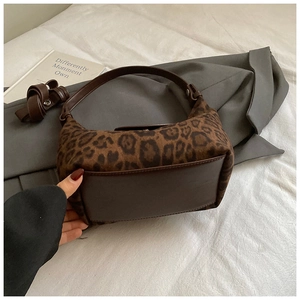 Dettaglio della borsa hobo leopardata con trama in ecopelliccia e cuciture in pelle