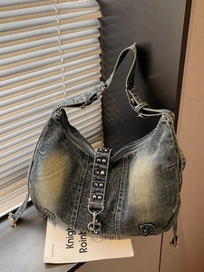Grand sac cabas en denim délavé avec clous métalliques et bords effilochés bleu rétro