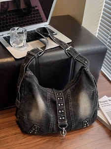 Grand sac hobo en denim délavé avec clous argentés et bandoulière réglable chic