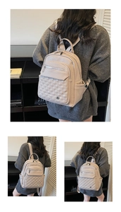 Dettaglio dello zaino in ecopelle beige con cuciture trapuntate e logo in metallo
