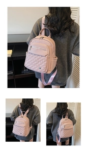 Vista dettagliata dello zaino rosa in pelle PU trapuntata con varie tasche con zip