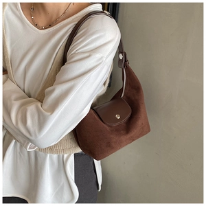 Dettaglio della borsa Hobo in pelle scamosciata marrone con trame a contrasto e fibbie
