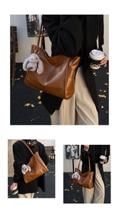 Detail der karamellfarbenen Shopper-Tasche aus geöltem Leder mit süßem Hasen-Anhänger