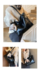 Detail der schwarzen glänzenden Shopper-Tasche mit grauem Plüsch-Hasen-Anhänger