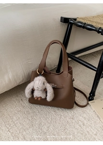 Sac seau en cuir marron avec boucle argentée et petit charme de lapin en peluche
