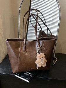 Vintage large-capacity dark brown tote bag with leather texture and plush dog charm