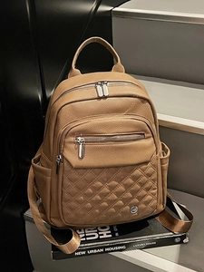 Zaino da donna in pelle trapuntata marrone con stile urbano e design multi-tasca