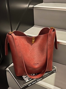 Large Capacity PU Leather Bucket Bag For Women Vintage Urban Minimalist Solid Color Commuter Shoulder Crossbody Bag With Metal Lock