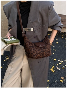 Dettaglio della borsa hobo leopardata con tracolla in pelle in stile street autunnale