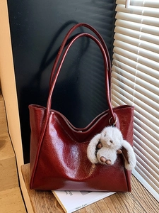Große Kapazität Glänzende PU Leder Tote Bag Mit Plüsch Hasenanhänger Vintage Falten Schultertasche Für Damen Pendeln Lässige Handtasche