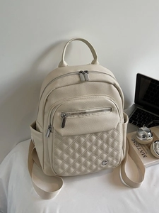 Zaino chic in pelle bianco crema con tasche trapuntate e dettagli con cerniera argento