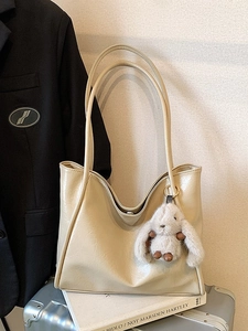 Minimalistische große Shopper-Tasche aus cremefarbenem Kunstleder mit Plüschhasen-Anhänger