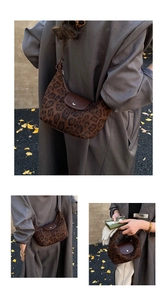 Dettaglio della borsa hobo con stampa leopardata e tracolla in pelle marrone scuro