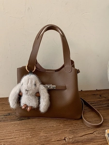 Sac Seau Femme Minimaliste en Simili Cuir Grainé Avec Pendentif Lapin en Peluche Fermoir Tournant Métallique Sac Bandoulière