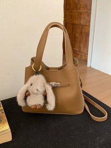 Sac seau en cuir litchi marron avec fermoir argenté et charm lapin en peluche