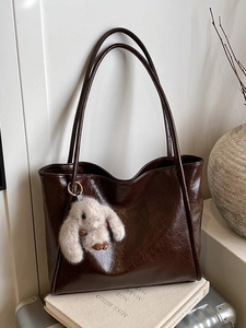 Minimalistische große braune Tote Bag aus Öl-Wachs-Leder mit Plüsch-Hasen-Anhänger