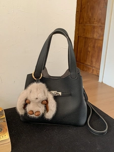Sac seau en cuir noir grainé avec poignée ronde et pendentif lapin en peluche