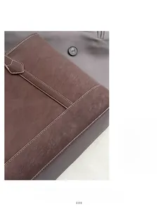 Gros plan sur cuir grainé marron avec surpiqûres contrastées blanches de qualité