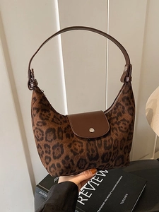 Borsa sottobraccio alla moda con stampa leopardata, finta pelliccia e tracolla in pelle