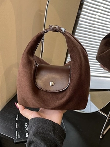 Borsa hobo marrone satinata con patta in pelle e chiusura metallica autunnale