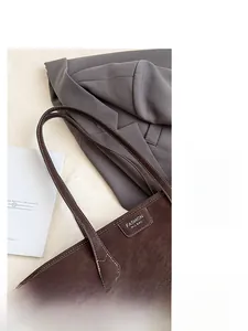 Gros plan détaillé d'un cabas en cuir marron foncé avec coutures contrastées et texture fine