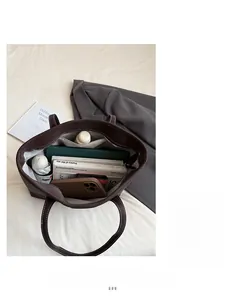 Vue intérieure du grand sac cabas marron montrant l'espace pour tablette et livres