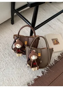 Détails des sacs seaux vintage en daim avec texture litchi et charmant pendentif ours