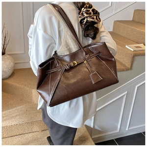 Détail du grand sac cabas marron foncé avec surpiqûres blanches et boucle dorée élégante