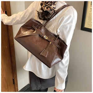Vue détaillée du grand sac cabas marron foncé avec surpiqûres blanches et fini ciré