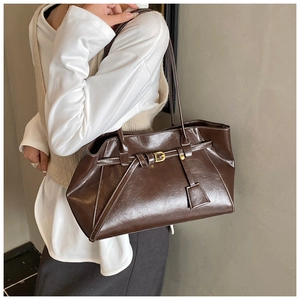 Détail du sac cabas marron foncé avec surpiqûres blanches et boucle métallique