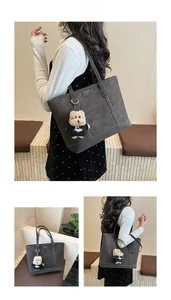 Détail du grand sac cabas vintage avec surpiqûres blanches et charm petit chien