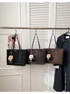 Grands sacs cabas en noir et marron avec coutures contrastées et porte-clés ours
