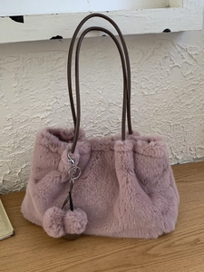 Sac Fourre-Tout Mignon en Peluche Fausse Fourrure pour Femmes Sac à Épaule Doux d'Hiver Avec Pendentif Boule Sac Seau